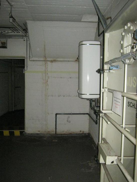 Quì cè l'entrata del bunker dietro il muro ce la camera di decontaminazione e l'entrata a livello stradale del bunker