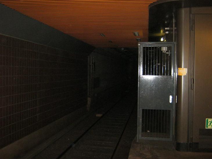 dietro al cancello a dx cè una porta da 80 ton in acciaio e cemento. In caso di allarme di attacco nucleare Russo, nella stazione venivano fermati un convoglio della metro per senso di marcia e chiuse le 4 pesanti porte che chiudevano ermeticamente la stazione facendola diventare un arca in caso di attacco. La stazione si trova a 25 metri sotto il suolo stradale