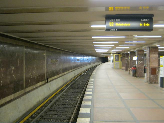 Questa banchina in caso di attacco nucleare fungeva da dormitorio come i due convogli fatti arrivare in stazione, in fondo cè la porta per il piano superiore del bunker