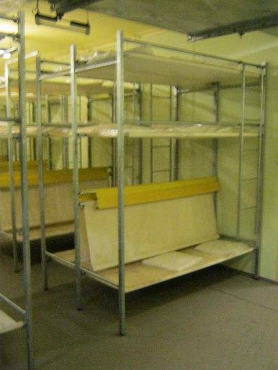 ecco una delle 20 camerate da 67 posti. In ogni letto a castello ci riposavano 4 persone alla volta mentre sotto stavano sedute altre 4 persone. I turni di riposo erano di 6 ore. immaginate la privacy annulata in una stanza con 67 persone!!!! Questo solo per tre mesi!!