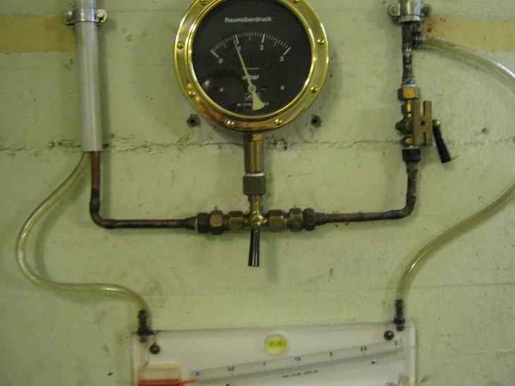 All'interno c'era anche un barometro per misurare la potenza dello scoppio della bomba all'esterno