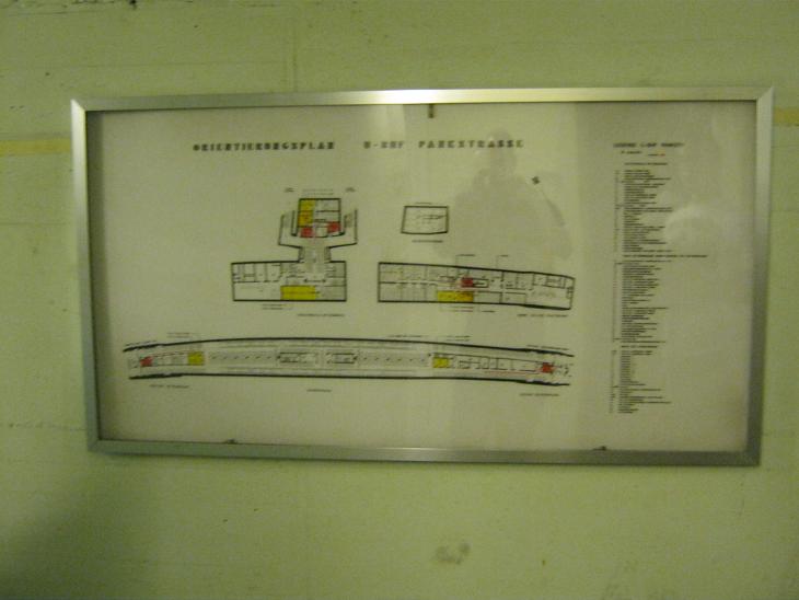 planimetria bunker: in basso la banchina con i due convogli che fungevano da dormitorio, in alto a sx l'entrata della stazione con le camere di decontaminazione, camerate, cucina e servizi, a dx ancora camerate, obitorio, servizi, e camera filtraggio. In alto a dx il piano che fungeva da camera di decontaminazione per l'entrata a livello stradale