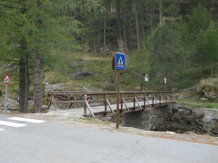 Dopo aver superato il torrente Orco sul ponte svoltiamo a dx