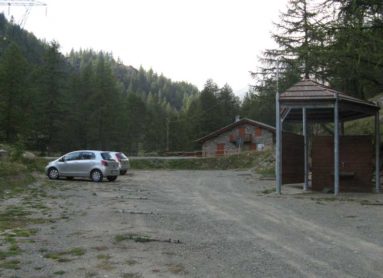Il parcheggio,ubicato a fianco della strada poco oltre il Rifugio Muzio