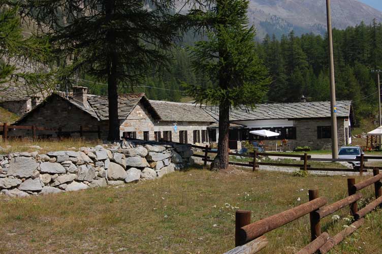 Il rifugio Guido Muzio della sezione di Chivasso(TO) del CAI è un'ex casermetta della GaF