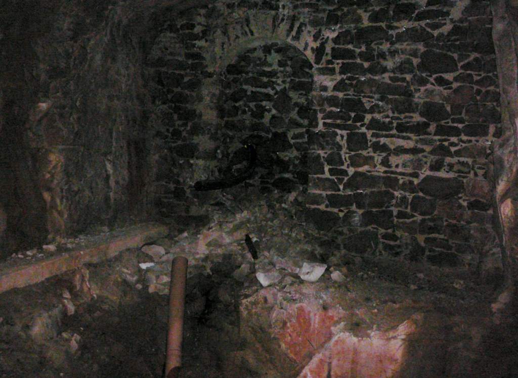 accesso murato, con tanto di tubo scolo per l'H2O