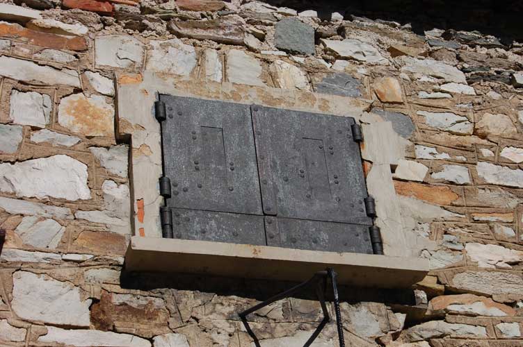 Ante blindate alla finestra superiore della facciata S