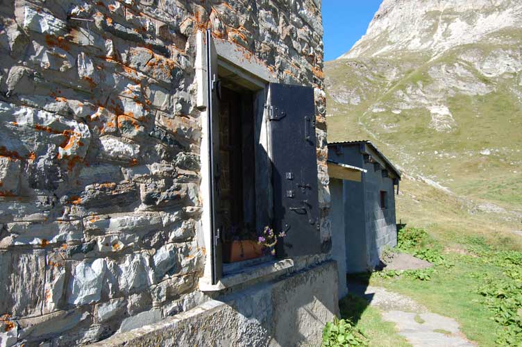 Ante blindate alle finestre del piano terra facciata E