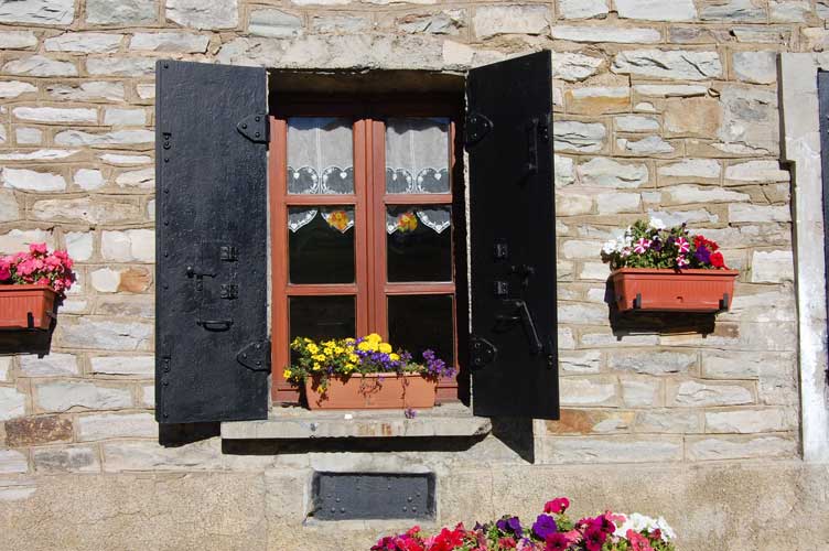 Ante blindate alle finestre del piano terra facciata S