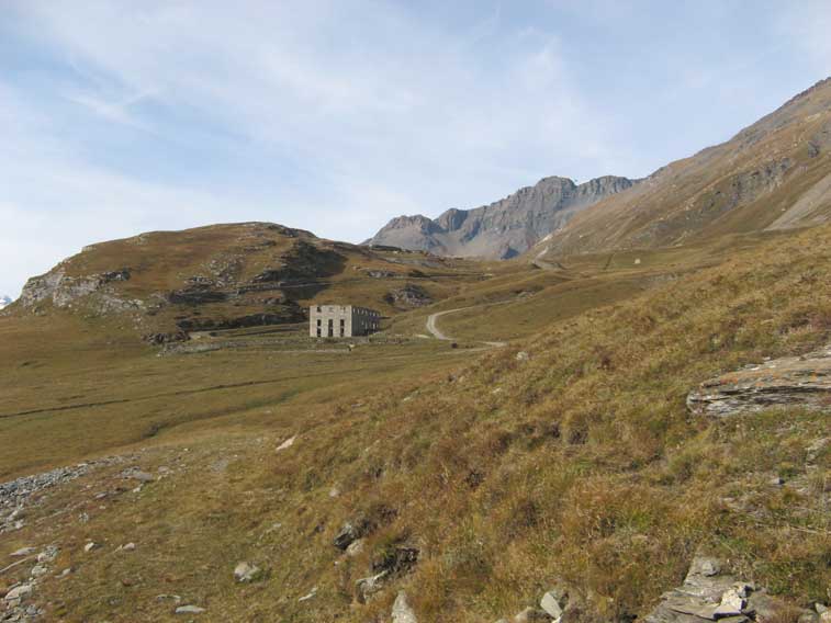 Siamo all'esterno,uno sguardo al Rivero del Passo delle Finestre,uno alla Batteria La Court e..........