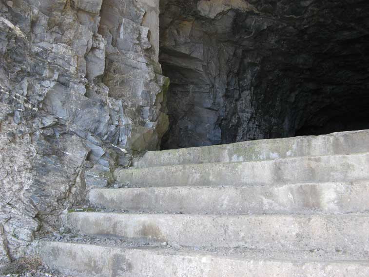 Dall'apertura risaliamo i gradini in cemento verso il basamento dei macchinari
