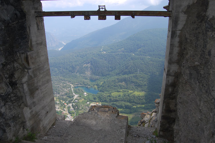 Vista verso il Comune di Moncenisio dall'apertura in parete