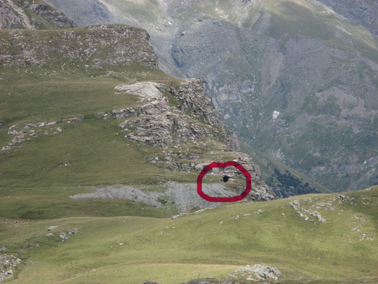 L'ingresso della teleferica visto dai pressi della Batteria Paradiso.Notare a mezza costa il tracciato della decauville
