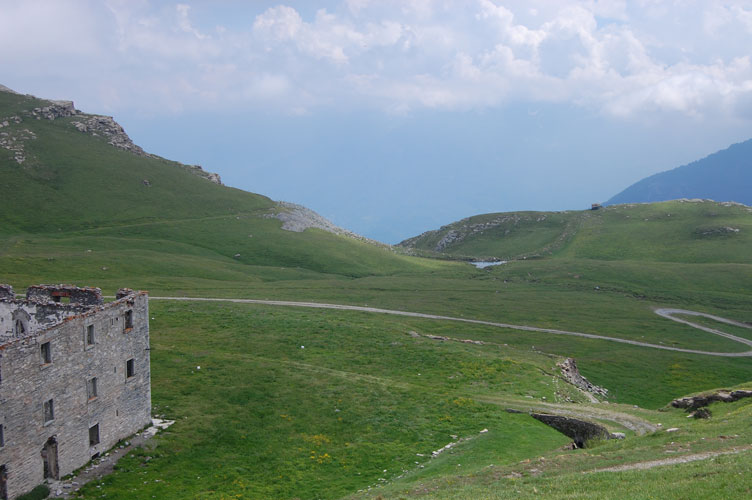 Il Passo delle Finestre e il materiale di scavo della teleferica visti dal Ricovero omonimo