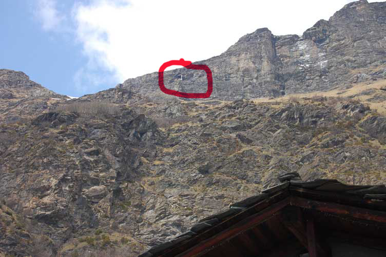 L'apertura in parete della stazione a monte della teleferica vista dall'abitato