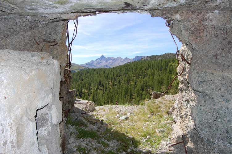 Apertura della casamatta,anche guardando da quì il Pic de Rochebrune domina sovrano