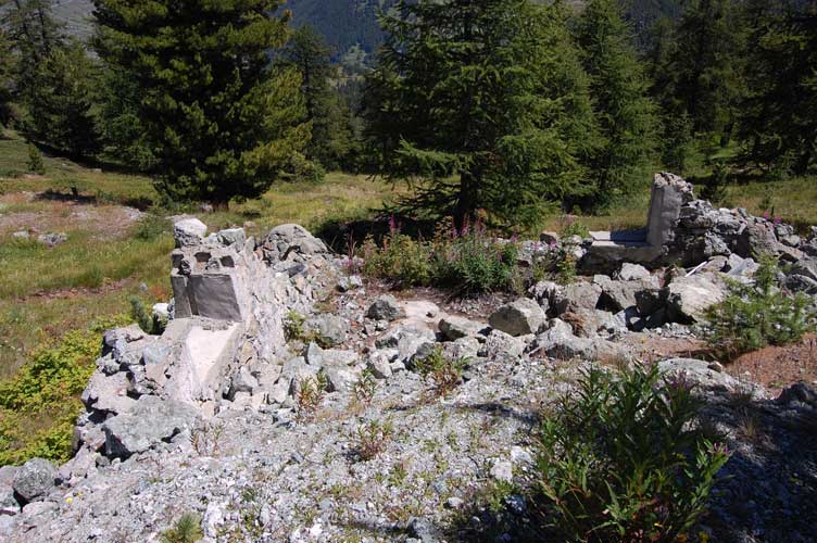 Resti del fabbricato posizionato in basso a fianco del corpo di guardia