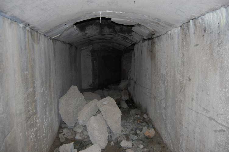 Corridoio verso l'accesso alla casamatta 4.Le condizioni generali richiedono sempre MOLTA PRUDENZA