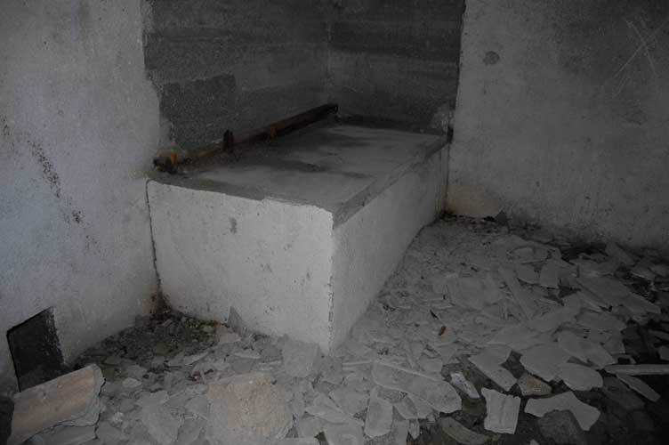 Il basamento dei serbatoi in eternit,a terra i resti dei medesimi.