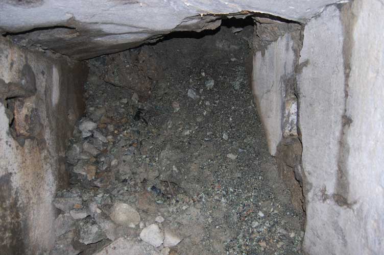 L'ingresso n1 completamente occluso visto dall'interno
