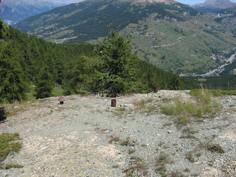 Prese d'aria della Batteria sulla cresta sommitale della Rocca e visibile in alto a dx la nota località turistica del Sestriere