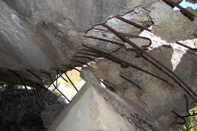 Resti del fabbricato ingresso 4 e armatura in ferro