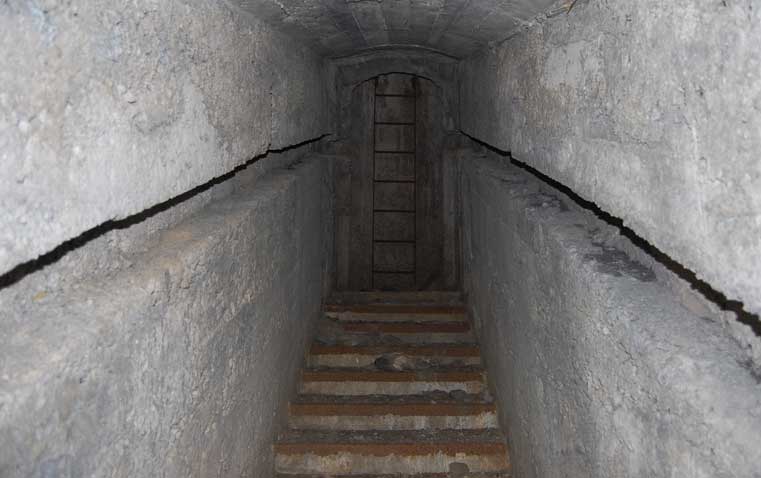 Scala in muratura di accesso alla base del pozzo.Visibile la scala a pioli metallica che consente di risalirlo