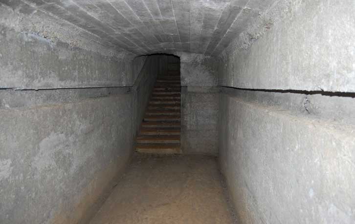 Il locale del Ricovero visto da S.Sullo sfondo la scala di accesso al pozzo
