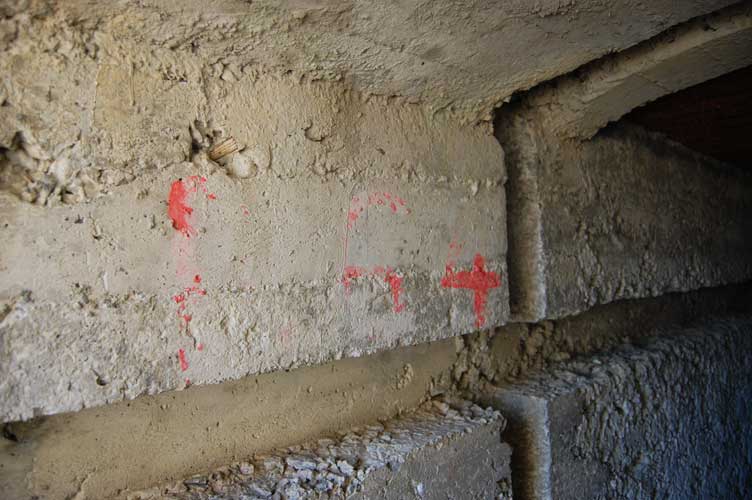 Tracce ormai evanescenti della scritta P64,la denominazione che fu data dai francesi al Ricovero R dopo l'acquisizione