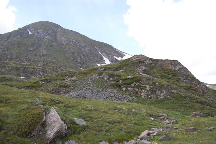 In primo piano il rilievo che ospita il Ricovero R.Pur se invisibile da questa posizione la trincea di accesso è ubicata sopra al cono dei detriti dello scavo