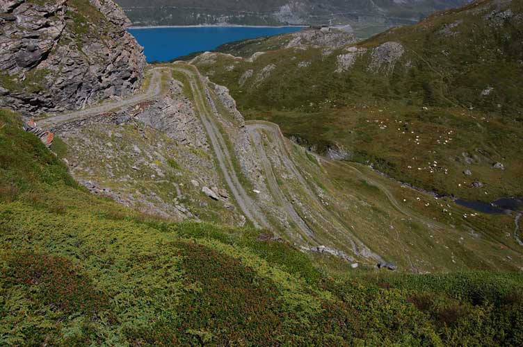 Gli arditi tornanti della strada che dal Pian delle Maddalene sale alla Piana del Pattacroce