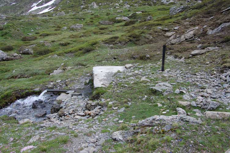La presa d'acqua di realizzazione militare al Piano delle Maddalene