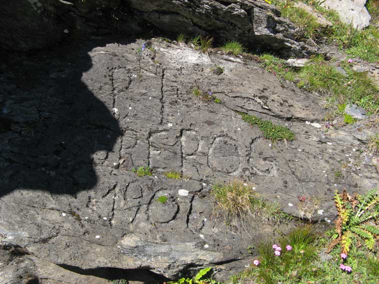 Incisione sul muro della trincea di accesso