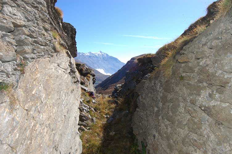 La trincea di accesso vista dall'interno.Visibile sullo sfondo il Rocciamelone
