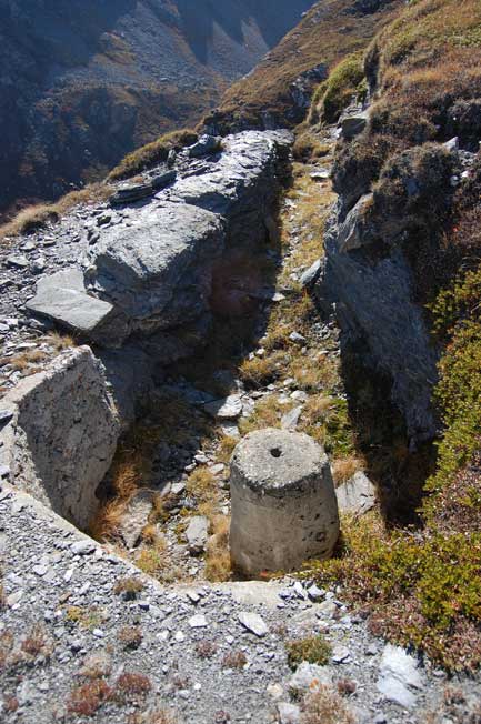 La postazione e la breve trincea di accesso