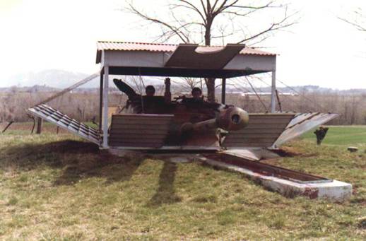 Baracca metallica smontabile solidale alla torretta.jpg