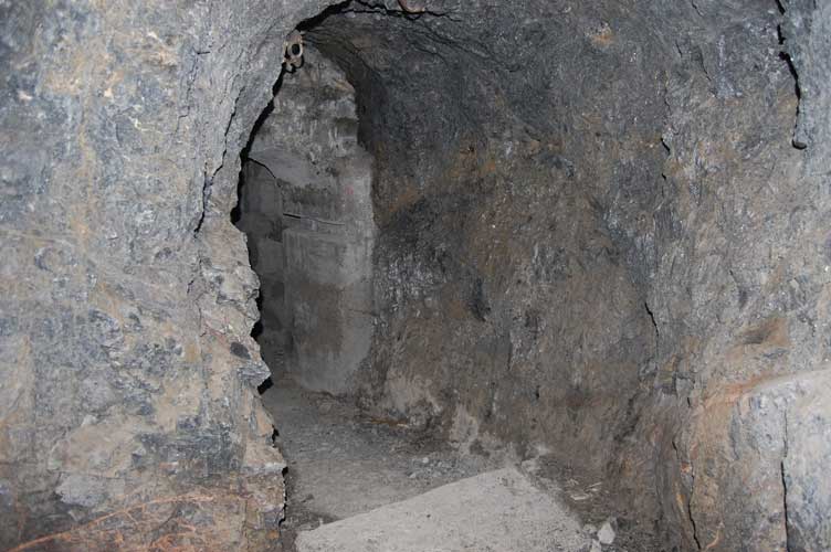 Si intravede il rivestimento in cemento della casamatta 2