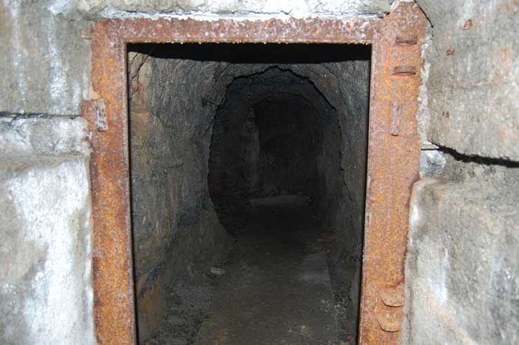 Stipite della porta stagna all'inizio della diramazione verso la casamatta 2