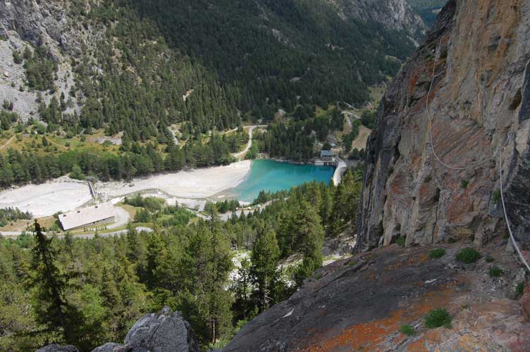 Il lago e la diga di 7 Fontane visti dai pressi dell'ingresso