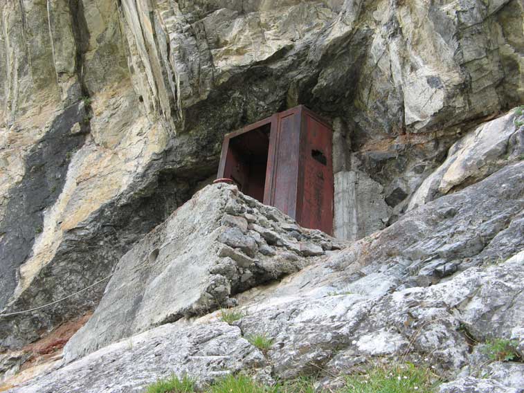 L'ingresso del Centro.L'apertura visibile sul basamento era destinata allo scarico delle acque