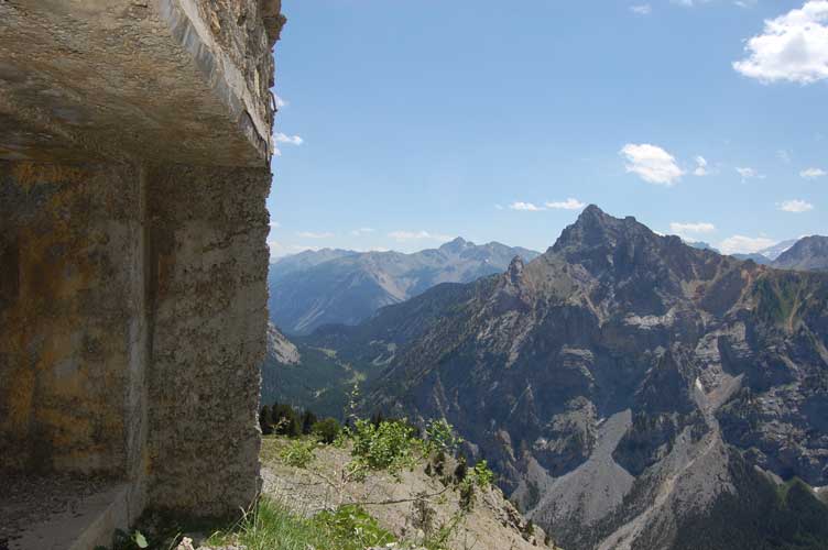 Il versante settentrionale della Guglia Rossa(Ubicazione del Centro 39bis),il Torrione Rosso e il Col della Scala visti dalla Batteria B 3