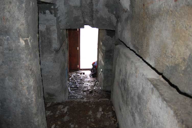 In fondo al corridoio la porta-garitta e l'uscita