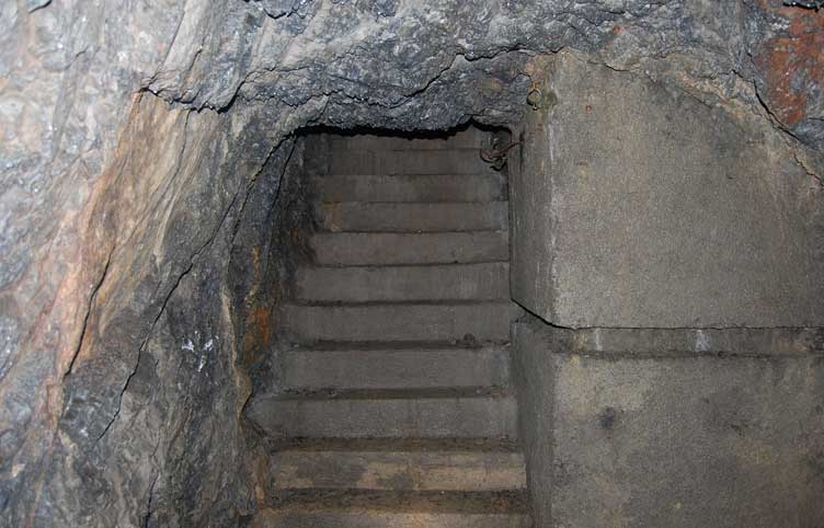 L'inizio dela scala in muratura verso la casamatta 1