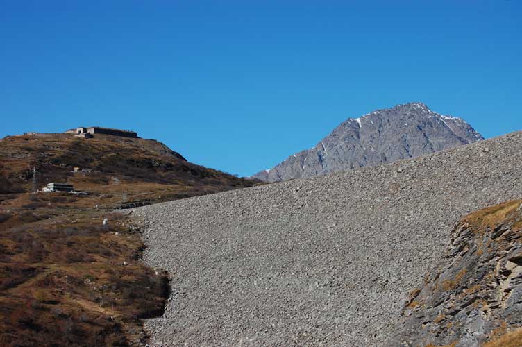 Siamo fuori,uno sguardo al Forte Varisello,a cima Clayrì,alla diga e.......