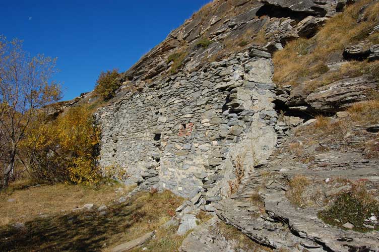 Abbiamo lasciato il deposito proietti e raggiunto  i resti del fabbricato che ospitava il deposito spolette,questo muro è tutto ciò che rimane.