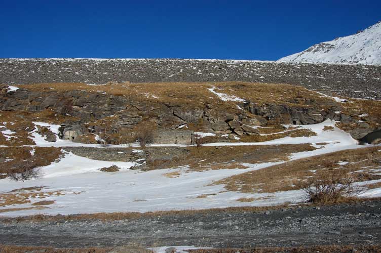 Il fronte S del rilievocon gli ingressi dei magazzini in caverna e i resti del fabbricato parzialmente innevati l'11 dicembre 2011
