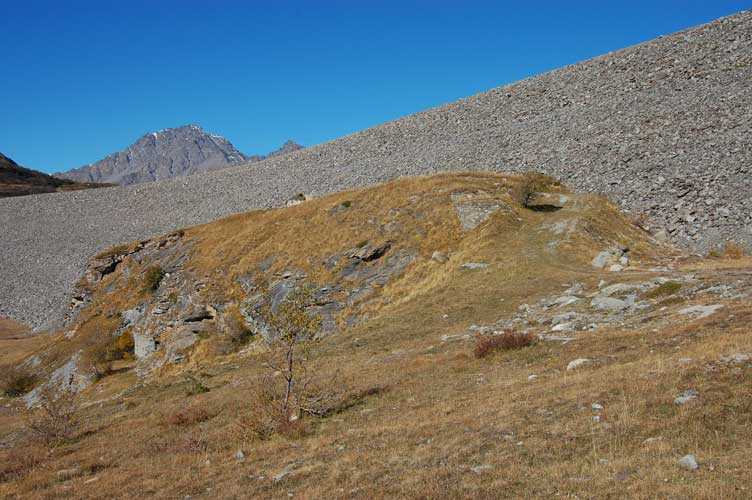 Vista ravvicinata del rilievo che ospitava la Batteria occasionale