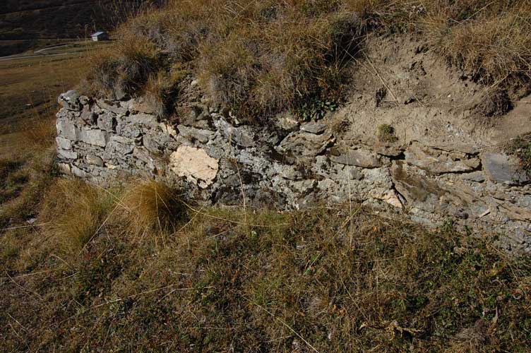 I resti del parapetto della postazione 1