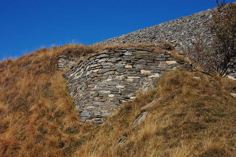 Il muro di sostegno della piazzola