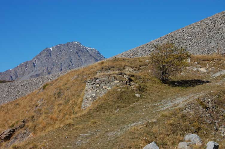 Il muro di sostegno della piazzola e Cima Clayrì.